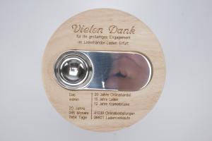 Engraving of wood for a gift (coffee can)